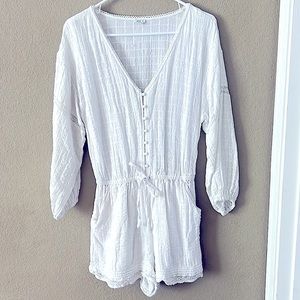 Aerie beautiful white long sleeve button up romper with pockets. Size M